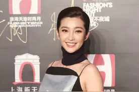 李冰冰的胆量不一般，穿“肚兜”还戴脖套，梳大背头霸气又吸睛图片