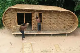 柬埔寨两兄弟野外徒手造房！家具全靠一双手，小两居格外精致图片