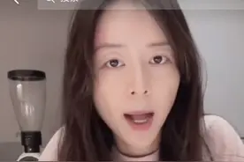 41岁张静初罕见素颜出镜，眼角下垂显憔悴，瘦到脱相被批不好看图片