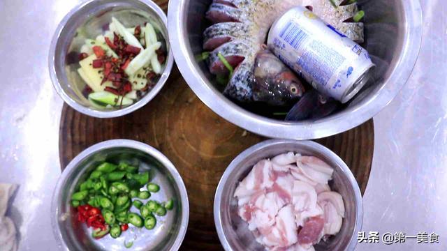 3斤草鱼配上1斤五花肉，倒一罐啤酒直接炖，出锅香气扑鼻，太香了