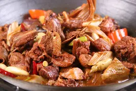 正宗的啤酒鸭做法，肉质鲜嫩，汤汁浓郁，还能涮火锅，解馋又过瘾图片