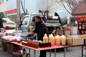 街头“现榨芝麻油”，又香又便宜，其实机器里有“玄机”，别上当图片