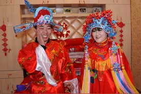 农村小伙结婚，高头大马八抬大轿，如今少见，场面很热闹啊图片