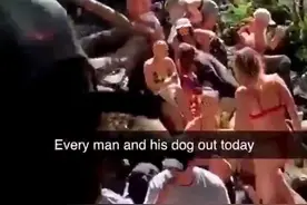 数百英国年轻男女赤身裸体，举行瀑布狂欢派对，热烈庆祝“解封”图片