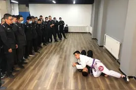 【依托社会资源 提升练兵效能】反恐特警大队组织开展巴西柔术培训图片