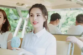 李若彤的“不老神话”是真的!穿百褶裙还有“少女腰”,这身材服了图片