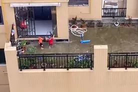 福建两萌娃露台上淋雨玩水，对楼邻居笑出鹅叫，网友：童年的样子图片