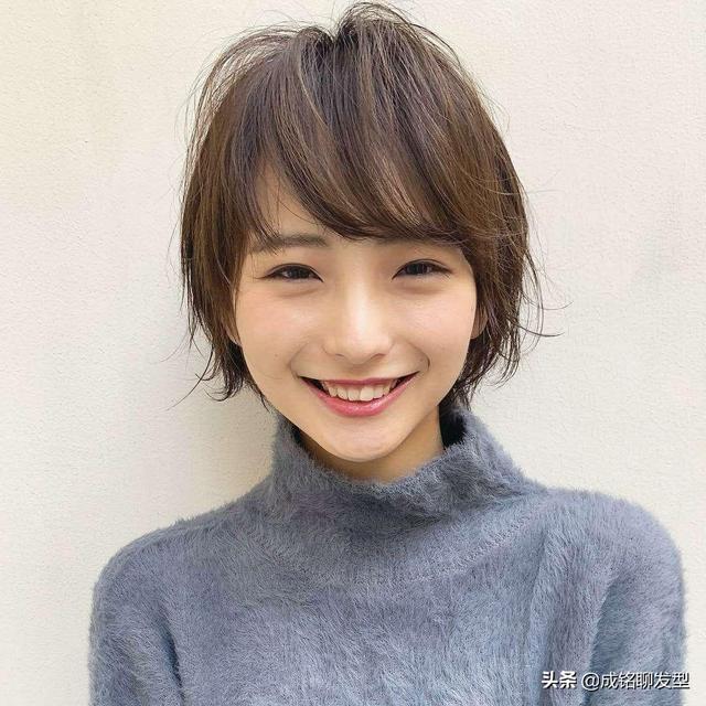 短发类型的发型也非常适合脸型偏圆,或者微胖的女生