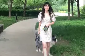 李小璐穿波点裙小区遛狗，选了双小白鞋做搭配，模样太像小姑娘了图片