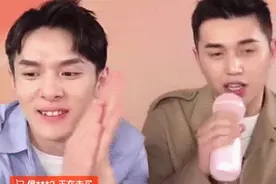 李佳琦和小助理直播间大玩变声，唱吧麦克风，让你秒变歌神图片