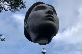 奥运会预热，东京上空出现6层楼高的巨脸，可为什么我们会害怕？图片
