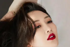 女人味王鸥：白色泳装也太好看了吧图片
