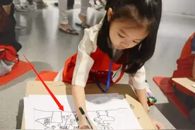 6岁女儿上绘画班，回家后画了一幅画，宝妈见后慌慌张张报警图片