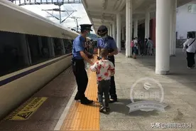 暖“心”闻：男孩独自上高铁 列车长平安送达图片