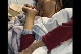 全网关注！阜阳11岁男孩跪地守候重病母亲，背后故事让人心酸图片