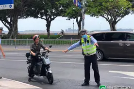 烈日炎炎，但这群人依然坚守在工作岗位上，制服湿了又干，干了又湿......图片