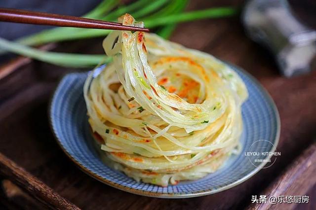 几个剩饺子皮，一把葱花，简单几步，烙一锅丝丝分明的饼