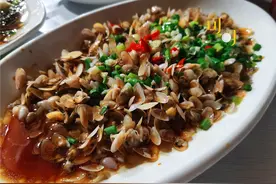 象山东旦村的海鲜配杨梅烧酒，5个菜159元，饭后去沙滩上玩图片