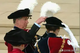 趁女王不注意查尔斯偷跑到妹妹后面吓唬她，俩人加起来都140岁了图片
