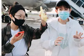 王源被私生饭强行送礼，此私生饭已跟踪王源多次图片