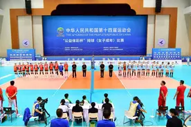 李盈莹局末连得4分，天津女排逆转上海队，赛后工作人员争相合影图片