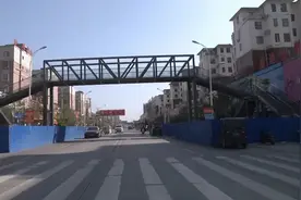为了孩子上学安全，家长自费百万建天桥：“没告诉孩子，怕孩子飘”图片