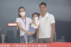 郭富城一家三口首次亮相，女儿美人眼很漂亮，城城忍不住亲吻额头图片