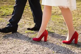 丈夫意外残疾，逼着妻子离婚。妻子和再婚丈夫细心照顾前夫几十年图片