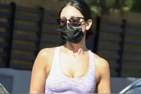 女神艾莎穿背心秀腹肌，健美裤勾勒身材曲线，网友：一看就是练过图片