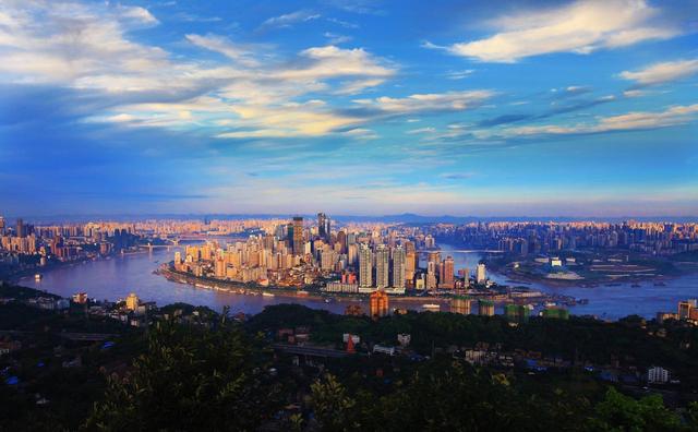 成都和重庆选择一个定居，你会选择重庆吗？各自的优势是什么？