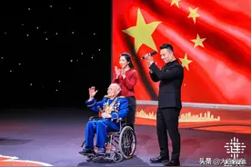 全场起立为百岁功臣鼓掌！这堂党史课，催人泪下图片