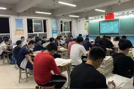 高三晚自习时间，教室内安静而紧张，教室外静谧而美丽。图片