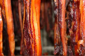 农村才能做烟熏肉？学会这招，城里也能熏，味道更香，放1年不坏图片