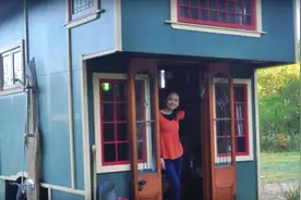 她54岁不结婚，在乡下改造17平房车，一人独居内心丝毫不孤独图片