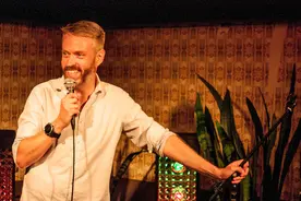 白天mmp，晚上笑嘻嘻，这个老外的"双面人生"让人欲罢不能图片