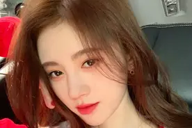 鞠婧祎大波浪造型配红唇超迷人 穿背心清凉又性感图片