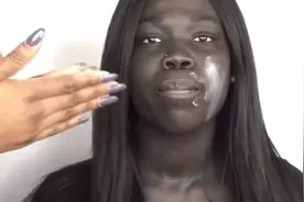 南非女子要用多少BB霜才能变白？化妆结束后，化妆师都眼前一亮图片
