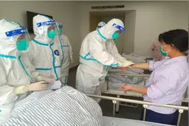 三次奔赴抗疫前线！他把“相信中医”写进患者心里图片