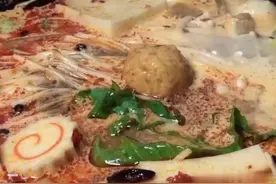麻辣烫这样煮才好吃，简单美味，鲜辣营养，年轻人喜爱的可口美食图片