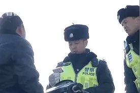 男子无证驾驶被拘偷笑？一查竟是杀未婚妻的逃犯图片