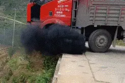 搞笑GIF：这场面真是壮观啊，竟然有这么多妹子在吃香蕉图片