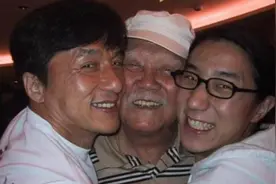 成龙回安徽老家认祖归宗，俩哥哥家里寒酸，成龙是唐朝宰相后人？图片
