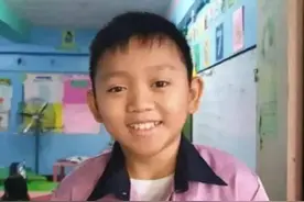 23岁“娃娃脸”小学老师火了，网友调侃：和学生站在一起像同学图片