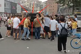 广东临时工市场人山人海，20人抢着去做临时工，找工作这么难吗？图片