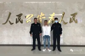 高速路口上演“缉毒大片”！鄂州民警被毒贩拖行300米，带伤抓获嫌疑人图片