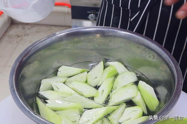 丝瓜作为夏季时令菜、和番茄绝配，维c含量高，简单一炒营养美味