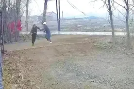 生死3秒钟！长春市双阳区一对夫妻在鹿场门口打扫卫生时突遭大货车失控，丈夫“神反应”救下妻子图片