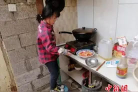 7岁女孩踩凳子炒菜：照顾患癌奶奶和年幼弟弟，撑起一个家图片