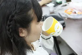 爱喝烧开的自来水，不喝桶装水的人，身体有什么不同之处？图片