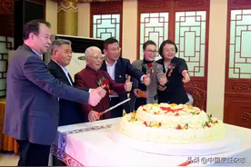这么多大咖嘉宾都到场，原来是给这位鲁菜泰斗过米寿图片